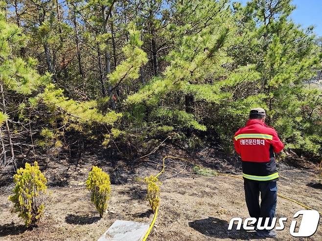 산림당국이 9일 전남 해남군의 한 야산에서 발생한 산불의 잔불을 감시하고 있다.(산림청 제공) 2023.4.9/뉴스1