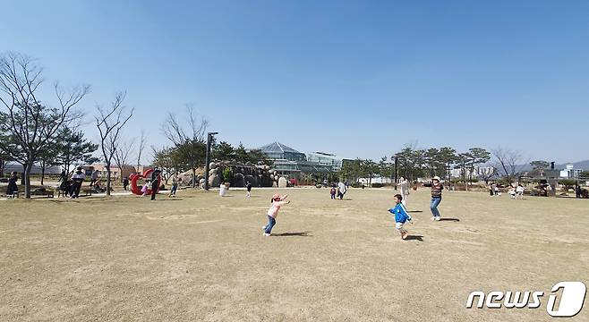 4월 둘째 주말인 9일 청주시농업기술센터 야외공원에서 나들이객들이 즐거운 시간을 보내고 있다.2023.4.9./뉴스1