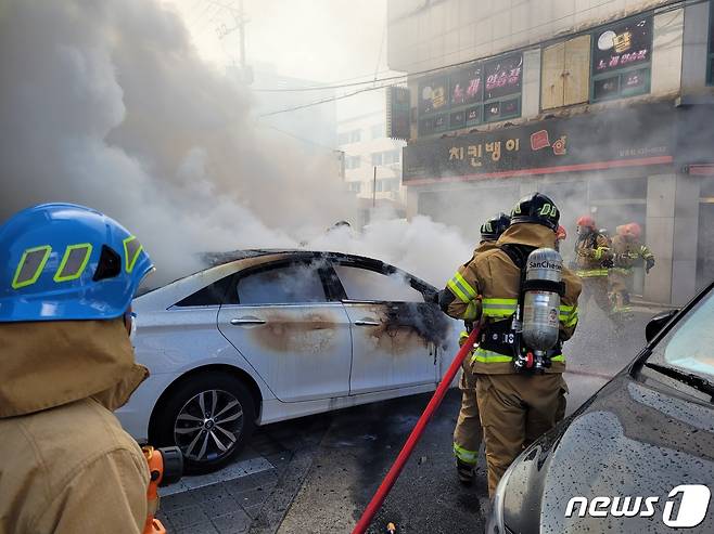 9일 오후 2시 36분께 울산시 남구 달동에서 알 수 없는 원인으로 주차 중이던 차량에서 화재가 발생해 출동한 소방대원들이 불을 끄고 있다.(울산소방본부 제공)