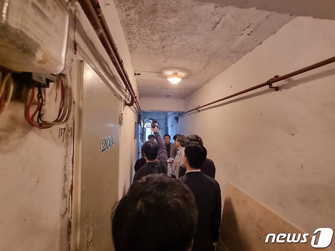 원희룡 국토교통부 장관이 9일 부천 원도심의 한 노후 주거지를 직접 찾아 현장 상황을 살피고 있다. 2023. 4. 9. ⓒ News1 최서윤 기자