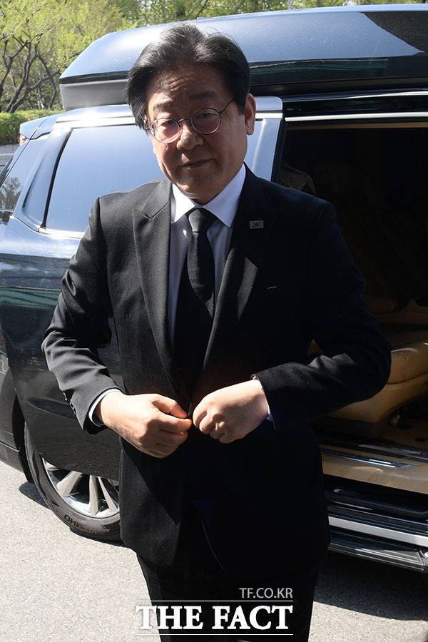 이낙연 전 대표 장인의 빈소 도착한 이재명 더불어민주당 대표.