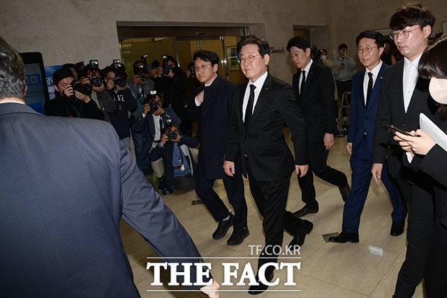 시민의 항의 개의치 않고 이낙연 전 대표에게 찾아가는 이재명.