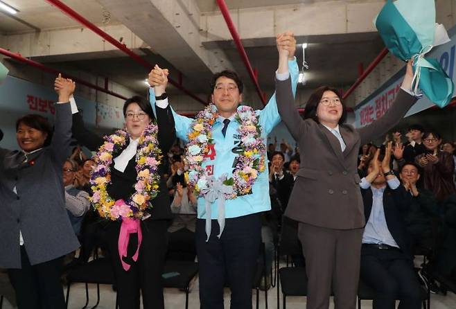 4·5 재보선 전주을 국회의원 재선거에서 당선된 진보당 강성희 후보가 두 팔을 들어 보이고 있다. 사진제공=연합뉴스