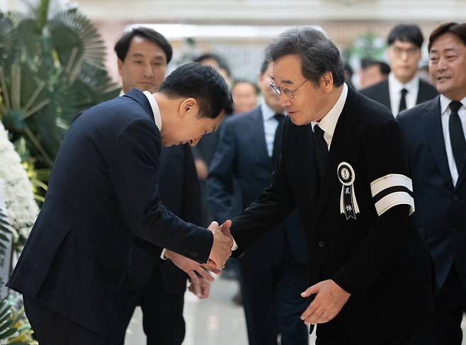 김기현 국민의힘 대표(왼쪽)가 9일 오후 서울 강남구 삼성서울병원 장례식장에 마련된 이낙연 전 더불어민주당 대표의 장인 김윤걸 전 교수의 빈소에서 조문을 마친 후 이 전 대표의 배웅을 받고 있다./뉴스1