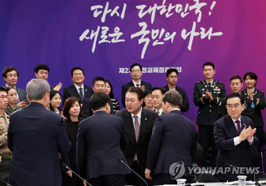 국민의힘 김기현 대표와 인사하는 윤석열 대통령 . 사진=연합뉴스