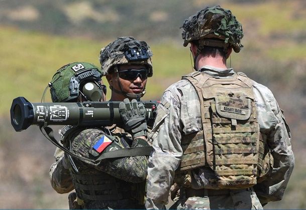 지난달 31일 필리핀 누에바에시하주에서 열린 미국과 필리핀의 연례 합동 군사훈련인 ‘살락닙’을 실시하던 중 필리핀 병사가 대전차포를 발사할 준비를 하고 있다. ⓒ AFP/연합뉴스