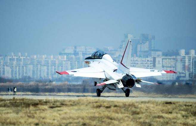 공군 제1전투비행단 T-50 고등훈련기가 광주 군공항 활주로에서 착륙하고 있다. 공군1전비 제공