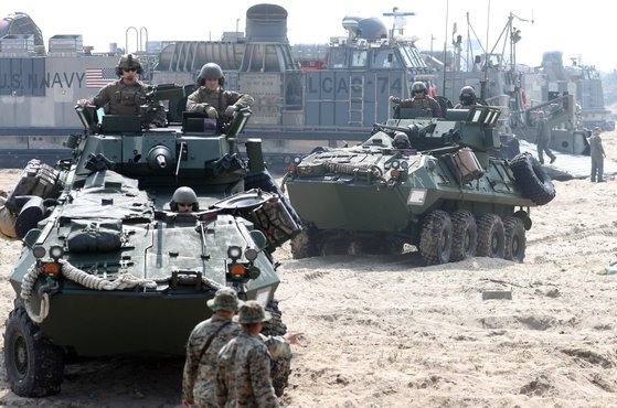 지난달 29일 경북 포항 훈련장에서 한·미 해군·해병대 장병이 '23 쌍룡훈련, 결정적 행동' 훈련을 실시하고 있다. 쌍룡훈련은 한·미 연합 실기동 훈련 중 가장 공세적 성격의 훈련으로 대규모 훈련 재개는 2018년 이후 이번이 사실상 처음이다. 연합뉴스