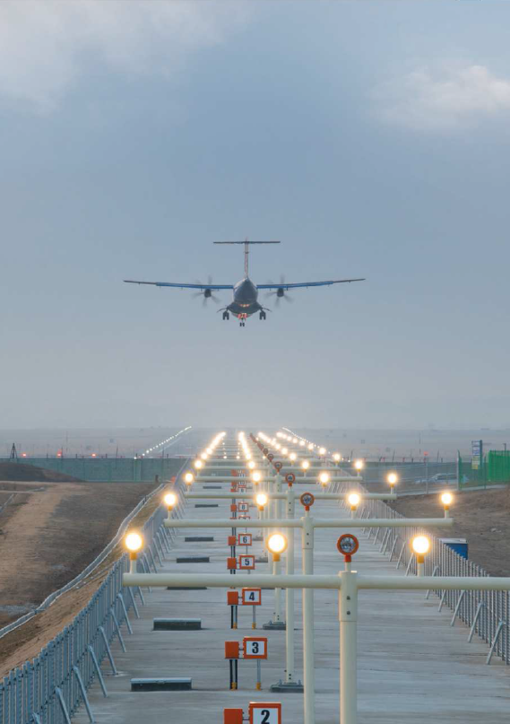 항공기가 김포공항 활주로 남단끝에 설치된 진입등을 따라 착륙을 시도하고 있다. 한국공항공사 제공