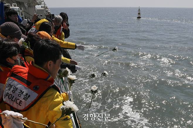 세월호 참사 9주기를 일주일 앞둔 9일 전남 진도군 동거차도 인근 세월호 사고 해역에서 열린 ‘4.16세월호 참사 9주기 선상 추모식’에서 유가족들이 헌화를 사고지점에 헌화하고 있다. 진도|성동훈 기자