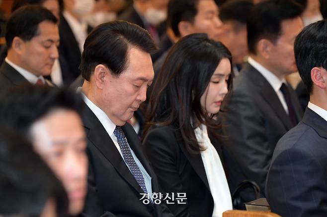 윤석열 대통령과 김건의 여사가 9일 서울 중구 영락교회에서 열린 부활절 연합예배에서 기도하고 있다. 2023.04.09. 대통령실사진기자단