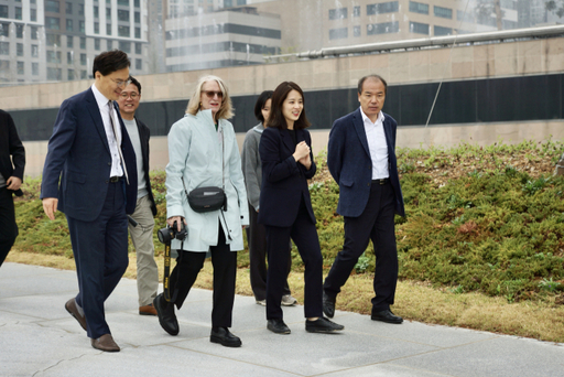 세계적인 조경예술가 캐서린 구스타프슨(Kathryn Gustafson)이 지난 6일 화성 동탄2신도시 국제작가정원에 조성된 자신의 작품 조성 현황을 살펴보기 위해 현장을 방문했다. LH 경기남부지역본부 제공