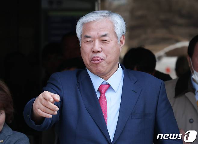 (서울=뉴스1) 박세연 기자 = 코로나19가 확산중이던 2020년 대규모 광복절 집회를 주도한 혐의로 재판에 넘겨진 전광훈 사랑제일교회 목사가 15일 오후 서울 서초구 서울중앙지방법원에서 열린 선고공판을 마치고 법원을 나서고 있다.   전 목사는 이날 징역 1년 6개월과 집행유예 3년, 벌금 450만원을 선고 받았다. (공동취재)2023.2.15/뉴스1  Copyright (C) 뉴스1. All rights reserved. 무단 전재 및 재배포 금지.