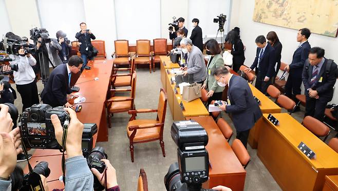 31일 국회 교육위원회에서 열린 정순신 자녀 학교폭력 진상조사 및 학교폭력 대책 수립을 위한 청문회에서 유기홍 교육위원장이 청문회 일정 변경에 대해 사과하고 있다. [연합]