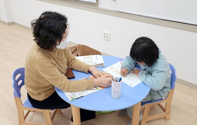 [곡성=뉴시스] 전남 곡성군 드림스타트 '독서지도 및 학습지 수업' 지원. (사진=곡성군청 제공). photo@newsis.com *재판매 및 DB 금지