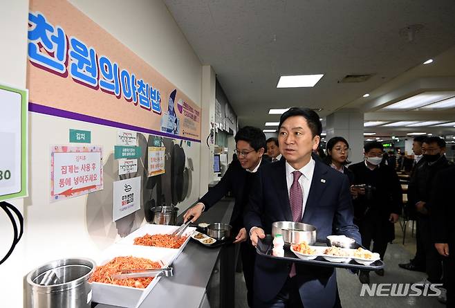 [서울=뉴시스] 이영환 기자 = 김기현 국민의힘 대표와 김병민 최고위원이 지난달 28일 오전 서울 동대문구 경희대학교 푸른솔문화관 학생식당 천원의 아침밥 현장을 찾아 학생 등과 식사 및 대화를 하기 위해 추가 반찬을 담은 후 자리로 이동하고 있다.  (공동취재사진) 2023.03.28. photo@newsis.com