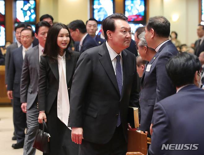 [서울=뉴시스] 홍효식 기자 = 윤석열 대통령과 김건희 여사가 9일 오후 서울 중구 영락교회에서 열린 한국교회 부활절 연합예배에 참석하고 있다. 2023.04.09. yesphoto@newsis.com