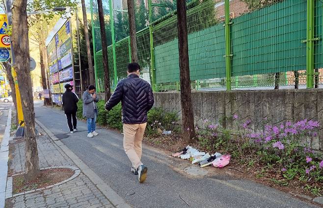 어린이보호구역 내 음주운전 사고로 배승아(9) 양이 사망한 가운데, 9일 오후 대전 서구 둔산동 사고 현장을 찾은 한 시민이 기도하고 있다. 연합뉴스