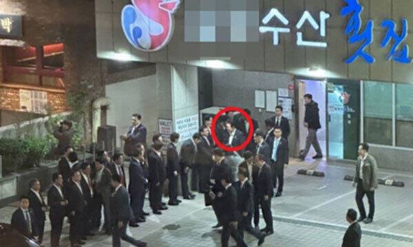윤석열 대통령이 6일 부산 지역 횟집에서 회식을 마친 후 관계자들과 악수하고 있다. 온라인 커뮤티 갈무리