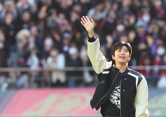 ▲ 8일 서울 상암월드컵경기장에서 열린 2023 하나원큐 K리그1 FC서울과 대구FC 경기에서 하프타임에 공연하는 임영웅 ⓒ연합뉴스