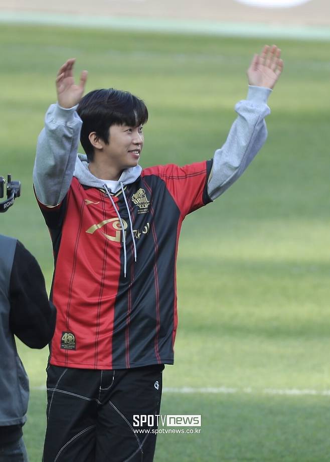 KUEFA Champions League spectators on Lim Young-woong power also made history.Lim Young-woong picked up a hot topic in the 6th round FCSeoul and DeaguFC Kyonggi time axis of 2023 Hana Won Kyu KU UEFA Champions League 1 held at Seoul Sangam World Cup Kyonggi chapter on the 8th.After the news of the time axis was announced, the Kyonggi crowd was officially counted at 45,007 on the day when the advance ticket volume exceeded 250 million.It is the official record of the second half, exceeding 28,039 KUEFA Champions League opening game on February 25, and it is the highest record of Korean professional sports since Corona 19.The crowd of more than 40,000 has been around for about seven years since the Seoul - Suwon match (47,899 people) held at the Seoul World Cup Kyonggi Stadium in June 2016.FCSeoul added meaning by winning 3-0 thanks to Hwang Ui-jo, Na Sang-ho and Palosevics goals.Lim Young-woong performed the Harp time celebration performance after the time axis on the day, and watched Kyonggi until the end and warmed Sangam.In particular, the Harp time celebration performance heated up the atmosphere. He sang HERO while wearing sunglasses and jackets, followed by dancing with back dancers to After Like by girl group IZ*ONE.In order to protect the grass of the soccer field, Lim Young-woong as well as dancers wearing soccer shoes impressed not only the fan club heroic age but also many Hooligan Football Fan Clubs.Paul Manafort of Lim Young-woong fans was also a hot topic throughout. Unfortunately, Lim Young-woongs fan club color is an away team Deagus team color.Concerned that Kyonggi might be covered with an away team color, the fans themselves asked for restraint and dressed up in FCSeouls black and red colors as if they were dressed as a dress code.Even in the heat of soaring tickets, the consideration of leaving the seats empty for supporters and an away team fans became a hot topic.Paul Manafort of heroic age didnt stop there.While Lim Young-woong, who watched Kyonggi together, naturally attracted attention, there was no tangled fan or dirty place to see Lim Young-woong.Focusing on soccer Kyonggi, I was delighted with the appearance of Hooligan Football Fan Clubs.Their Paul Manafort continued until after Kyonggi was over, and according to officials, the heroic age cleared all the seats after Kyonggi was over.It was Lim Young-woong and heroic age that shone more because of mature support culture.