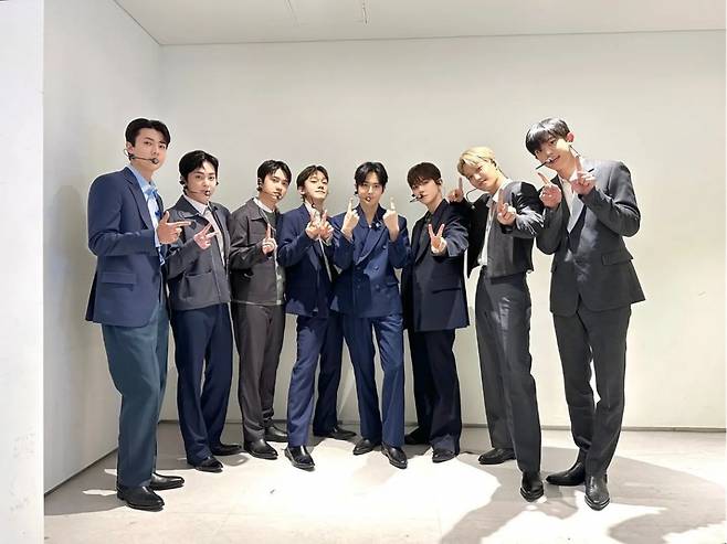 On the eighth day, Chan Yeol posted two group photos taken with EXO members, saying 11th on his personal SNS.EXO will host the 2023 fan meeting EXO Clark at KSPO DOME in Seoul Olympic Park on the 8th and 9th.This is the schedule for all EXO members in about 4 years and 4 months after the regular 5th repackage LOVE SHOT activity in December 2018.EXO is about to make a full comeback this year.