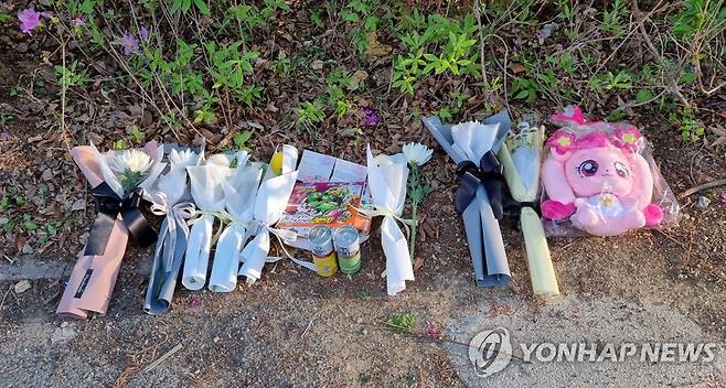 "친구야 천국에 가서도 행복해야 해" (대전=연합뉴스) 이주형 기자 = 어린이보호구역 내 음주운전 사고로 배승아(9) 양이 사망한 가운데 9일 오후 대전 서구 둔산동 사고 현장에 배 양을 추모하기 위해 시민들이 놓고 간 국화꽃과 음료수, 장난감, 편지 등이 놓여있다. 배 양의 친구들이 작성한 것으로 보이는 편지에는 '천국에서 잘 지내 그리고 거기 가서도 행복해야 해'라는 글이 적혀있다. 2023.4.9 coolee@yna.co.kr