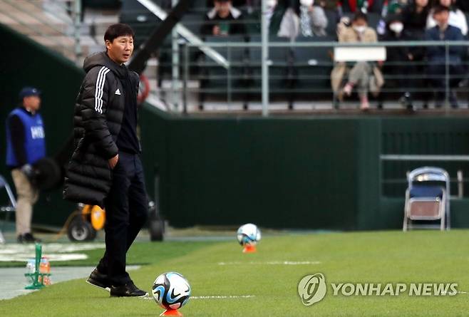 지시하는 김상식 감독 (전주=연합뉴스) 정경재 기자 = 8일 전주월드컵경기장에서 열린 2023 프로축구 K리그1 전북 현대와 인천 Utd의 경기. 전북 김상식 감독이 작전을 지시하고 있다. 2023.4.9 jaya@yna.co.kr