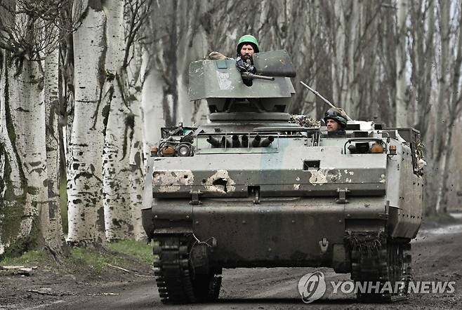 우크라이나군이 장갑차를 몰고 있다. [AFP 연합뉴스 자료사진. 재판매 및 DB 금지]