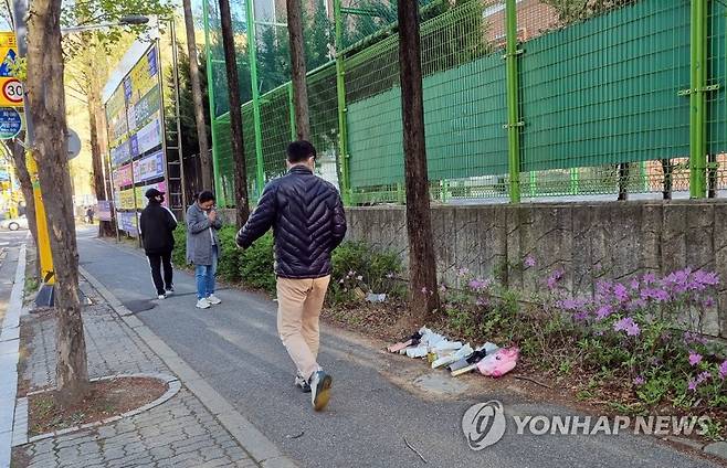 사고 현장에서 기도하는 시민 (대전=연합뉴스) 이주형 기자 = 어린이보호구역 내 음주운전 사고로 배승아(9) 양이 사망한 가운데, 9일 오후 대전 서구 둔산동 사고 현장을 찾은 한 시민이 기도하고 있다. 2023.4.9 coolee@yna.co.kr