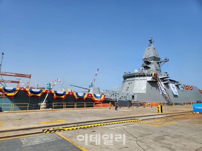 10일 오후 HD현대중공업 울산조선소에서 열린 울산급 Batch-Ⅲ 1번함 ‘충남함’ 진수식에서 선체가 바다에 진수돼 있다. (사진=김관용 기자)