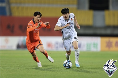 제주 김봉수가 돌파하고 있다. [한국프로축구연맹 제공]