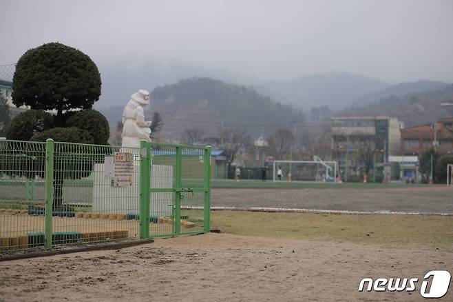 지난 6일 경기 연천군 연천읍 연천초등학교 운동장. 점심시간임에도 불구, 운동장에서 뛰어 놀고 있는 학생은 5~6명에 불과하다. /박대준 기자