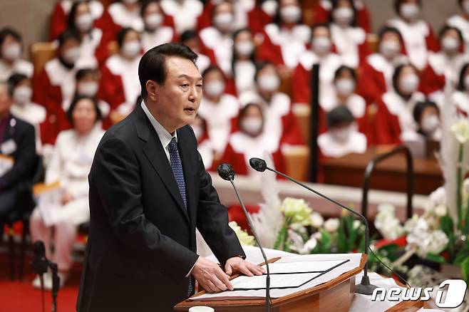 윤석열 대통령이 9일 오후 서울 중구 영락교회에서 열린 2023 한국교회 부활절 연합예배에 참석해 축하인사를 하고 있다. (대통령실 제공) 2023.4.9/뉴스1 ⓒ News1 안은나 기자