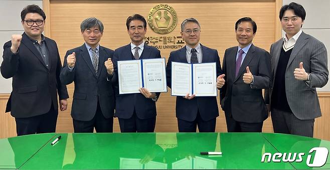 청주대학교 비행교육원과 국민대학교 자동차공학전문대학원이 미래 모빌리티 산업 활성화를 위한 업무협약을 했다.(청주대 제공)/ 뉴스1