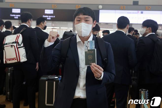 LG 트윈스 신인 박명근이 30일 오전 인천국제공항 제1여객터미널 출국장에서 스프링 캠프지인 미국 애리조나주 스코츠데일로 떠나기 위해 출국 수속 후 포즈를 취하고 있다. (LG트윈스 제공) 2023.1.30/뉴스1 ⓒ News1 김진환 기자