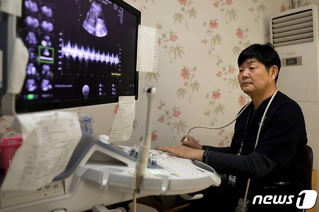 한정열 일산백병원 산부인과 교수가 임신부 초음파 검사를 시행하고 있다/일산백병원 제공