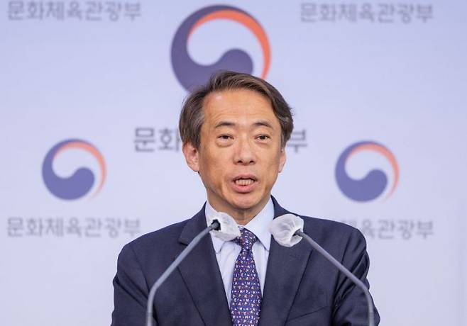 김태훈 한국공예디자인문화진흥원장이 10일 오후 서울 종로구 정부서울청사 별관에서 열린 기자간담회에서 이탈리아에서 열릴 2023 한국 전통문화 페스티벌 'THAT'S KOREA'에 대해 설명하고 있다. [이미지출처=연합뉴스]