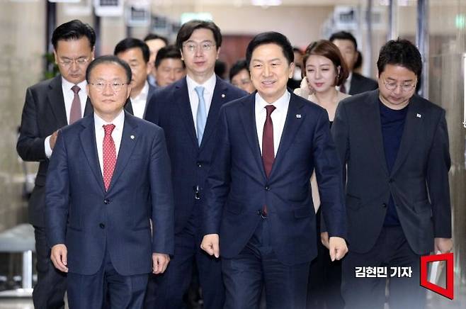 김기현 국민의힘 대표와 윤재옥 원내대표 등 당 지도부가 10일 서울 여의도 국회에서 열린 최고위원회의에 참석하고 있다. 사진=김현민 기자 kimhyun81@