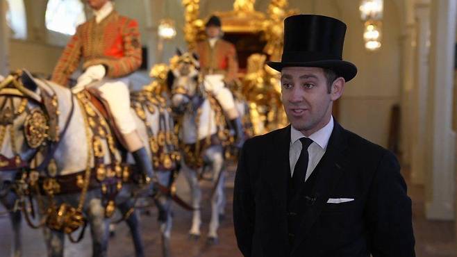 왕실 수석 마부인 매튜 파워는 시민들로 가득 찬 대관식에서 말들을 진정시키고자 노력할 것이라고 말했다