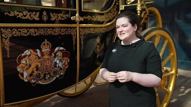 ‘로열 컬렉션 트러스트’의 큐레이터 샐리 굿서는 ‘다이아몬드 주빌리 스테이트 코치’의 승차감이 좋을 것이라고 설명했다