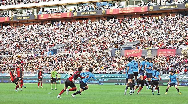 4만5000명 집결, 코로나 이후 최다 관중 - 프로축구 K리그 FC서울과 대구FC 경기가 열린 8일 서울월드컵경기장. 빨간 유니폼의 홈팀 서울 선수들이 관중석을 가득 메운 팬들 앞에서 공격을 이어가고 있다. 가수 임영웅은 이날 경기장을 찾아 시축, 공연을 했고 그 여파 등으로 경기장엔 4만5007명이 운집했다. 코로나 확산 이후 프로 스포츠 최다 관중 기록이다. /연합뉴스