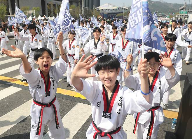 부활절을 맞이한 9일 오후 서울 세종대로에서  '2023 부활절 축하 행진' 행사가 열리면서 태권도 도복을 입은 어린이들이 취채진을 향해 손을 흔들고 있다. 2023. 4. 9 / 장련성 기자