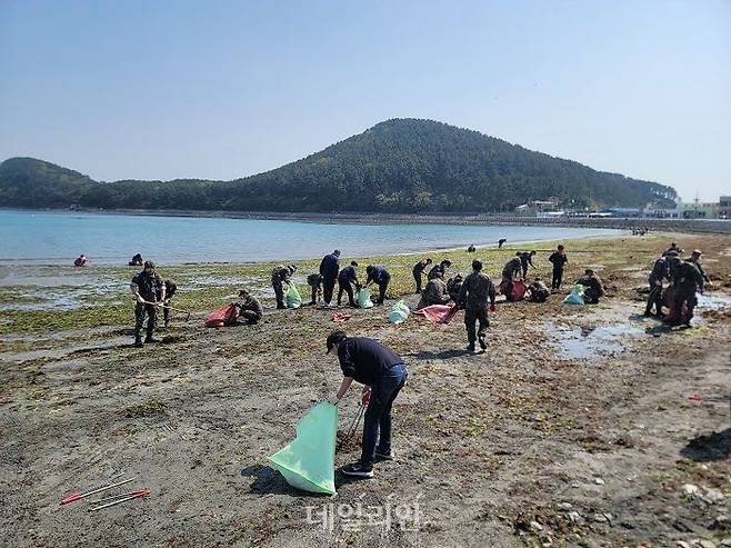 한국해양진흥공사는 지난 7일 부산지역 6개 공공기관, 민간 단체와 함께 부산 다대포에서 연안 정화 활동을 했다. ⓒ한국해양진흥공사