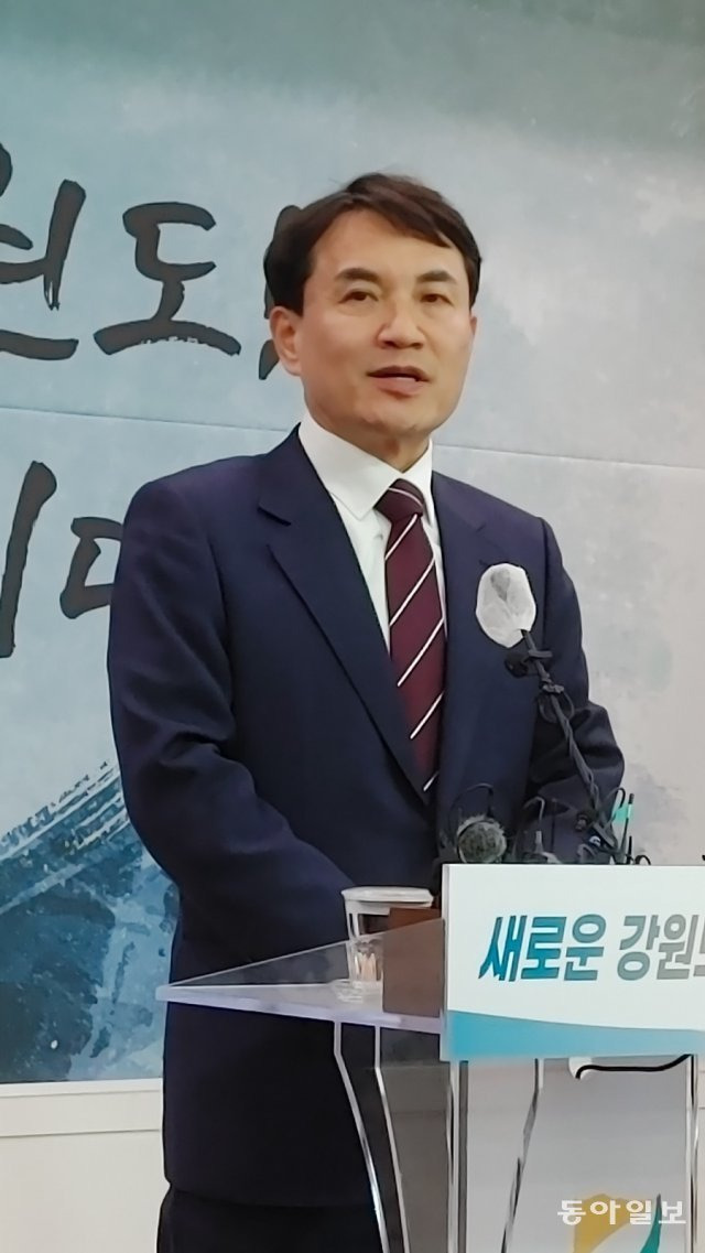 김진태 강원도지사가 9일 도청 브리핑룸에서 ‘산불 때 골프쳤다’는 내용의 한 언론사 보도와 관련해 기자회견을 하고 있다. 춘천=이인모 기자