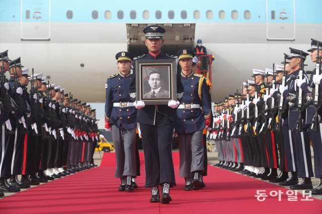 10일 오전 인천국제공항 제2터미널 주기장에서 황기환 애국지사 유해 영접행사가 열리면서. 국방부 의장대가 유해를 운구하고 있다. 공항사진기자단