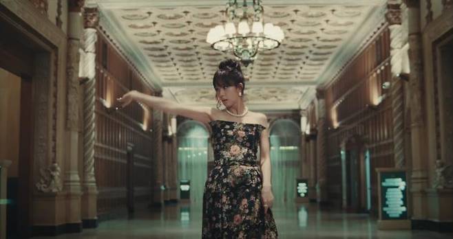 지수 ‘꽃(FLOWER)’ 뮤직비디오의 장면. 해당 의상은 리리(LEE y. LEE y)의 2023 봄 여름 시즌의 페르난드 드레스.
