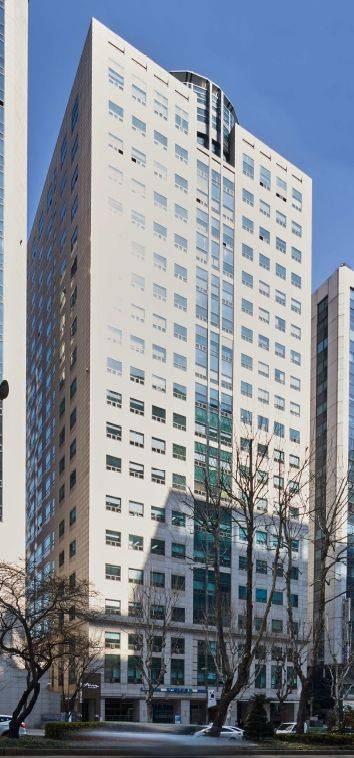 선릉역에 위치한 아남타워 전경 일부.