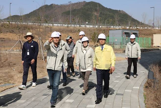 류광수 한국수목원정원관리원 이사장(오른쪽 2번째)이 안전 작업환경 조성을 위한 현장 점검을 하고 있다.