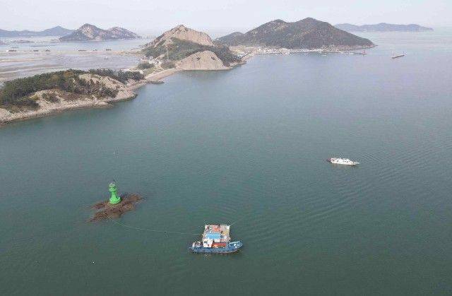 선유도 해역에서 조사중인 발굴전용 바지선과 탐사선 씨뮤즈호 /사진=문화재청